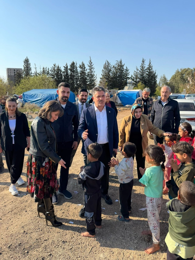 80000-lik çəkməsi ilə yoxsul məhəlləni ziyarət edən vəzifəli qadın tənqid edildi