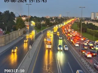 Bakıda yanğına baxan sürücülər tıxac yaradır