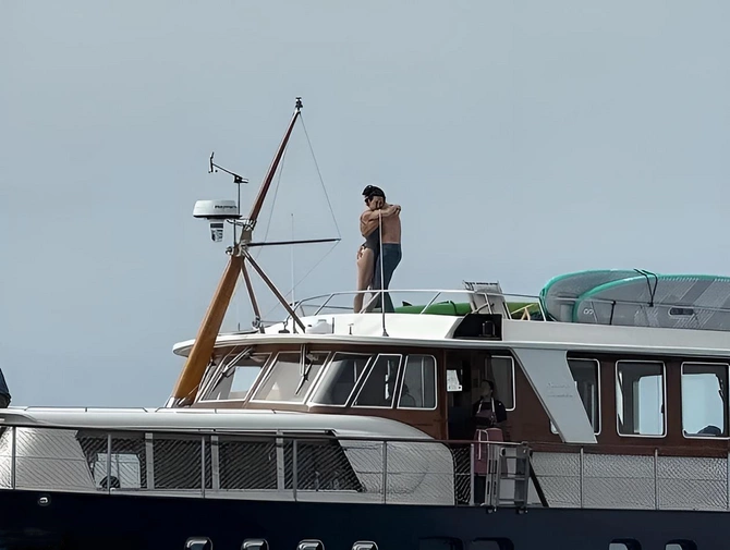 Pop star Katy Perry and former Canadian Prime Minister Justin Trudeau spotted in passionate embrace