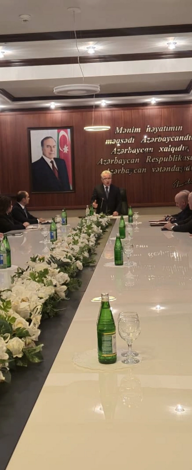 Nəsimi Rayon İcra Hakimiyyətinin yeni başçısı kollektivə təqdim olunub