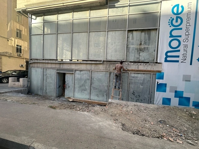 В Баку демонтировали незаконно установленную лестницу на тротуаре В Баку демонтировали незаконно установленную лестницу на тротуаре