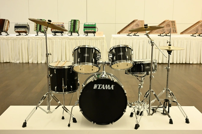 Heydər Əliyev Fondunun dəstəyi ilə alınan musiqi alətlərinin təqdimatı olub Heydər Əliyev Fondunun dəstəyi ilə alınan musiqi alətlərinin təqdimatı olub