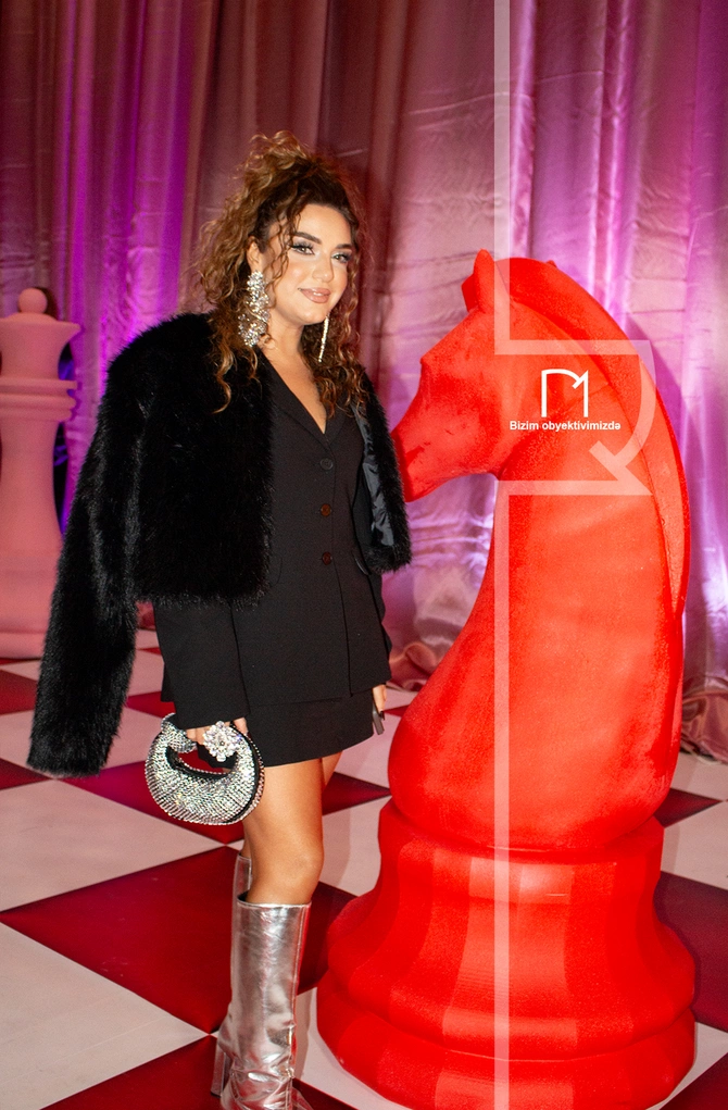Aygün Kazımovanın ad günündə geyimləri ilə bərq vuran MƏŞHURLAR