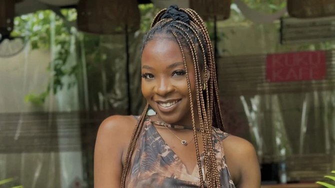 Müğənnini evində ilan dişlədi, ÖLDÜ