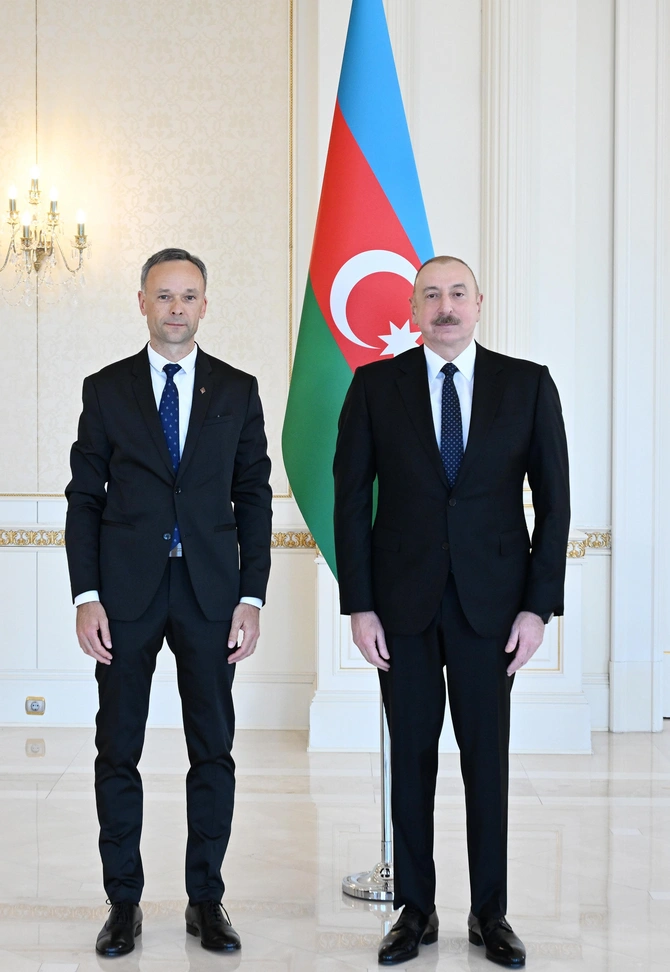 İlham Əliyev Litvanın Azərbaycanda yeni təyin olunmuş səfirinin etimadnaməsini qəbul edib