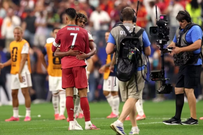 Ronaldonun göz yaşları dünya mediasında: Tənqid, yoxsa vida?