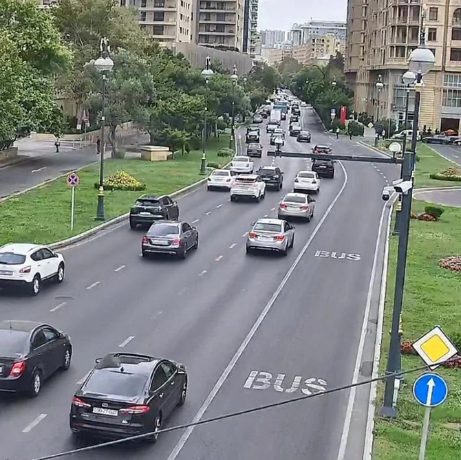 Bakının bir sıra yollarında nəqliyyatın sıxlığı müşahidə olunur