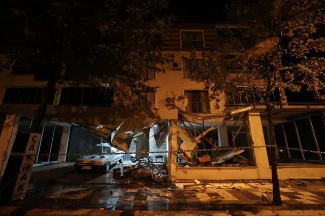 Balıkesirdəki zəlzələ zamanı 25 bina zərər görüb Balıkesirdəki zəlzələ zamanı 25 bina zərər görüb