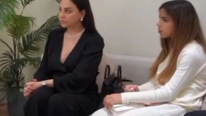 Ebru Gündeşin 14 yaşlı qızına verdiyi ƏKİZ VİLLALARI