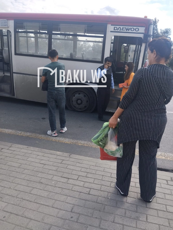 Bakıda sərnişin avtobusunda qorxu dolu anlar - Hərəkətdə olan zaman TƏKƏRİ PARTLADI Bakıda sərnişin avtobusunda qorxu dolu anlar - Hərəkətdə olan zaman TƏKƏRİ PARTLADI
