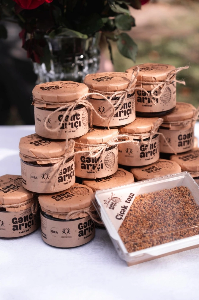 Leyla Əliyeva Qəbələdə "Gənc arıçı" layihəsinin iştirakçısı ilə görüşüb Leyla Əliyeva Qəbələdə "Gənc arıçı" layihəsinin iştirakçısı ilə görüşüb