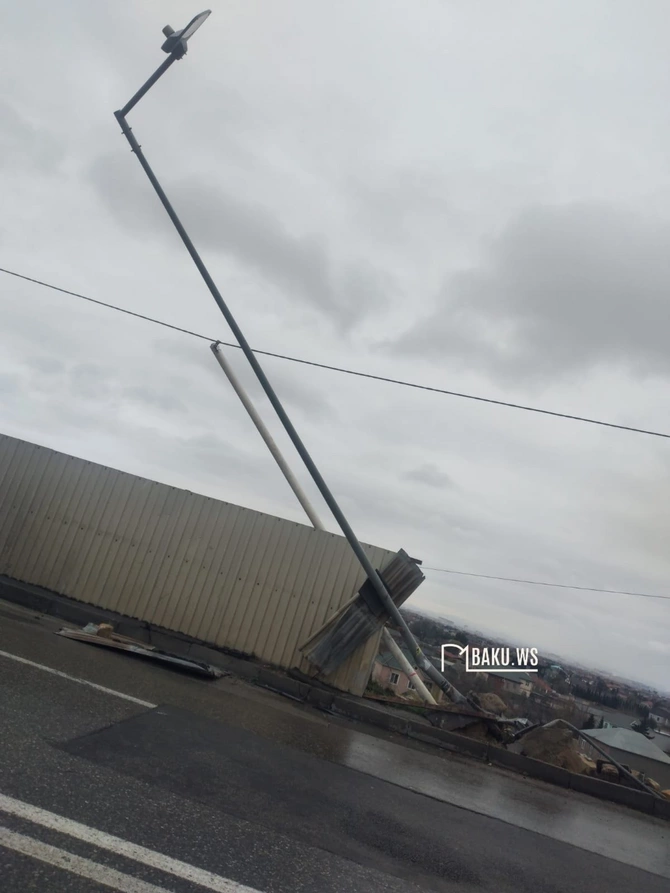 Novxanıda təhlükəli VƏZİYYƏT: İşıq dirəyi hər an yola aşa bilər