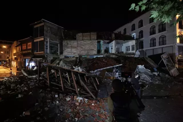 Balıkesirdəki zəlzələ zamanı 25 bina zərər görüb Balıkesirdəki zəlzələ zamanı 25 bina zərər görüb
