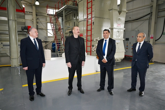 Prezident İlham Əliyev Sabirabadda pambıq emalı zavodunun fəaliyyəti ilə tanış olub Prezident İlham Əliyev Sabirabadda pambıq emalı zavodunun fəaliyyəti ilə tanış olub