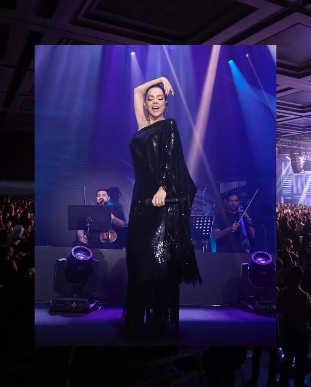 Ebru Gündeş konsertdə estetik etirafı ilə gündəm oldu
