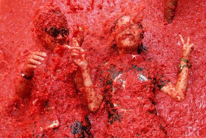 Pomidor döyüşü festivalından RƏNGARƏNG GÖRÜNTÜLƏR
