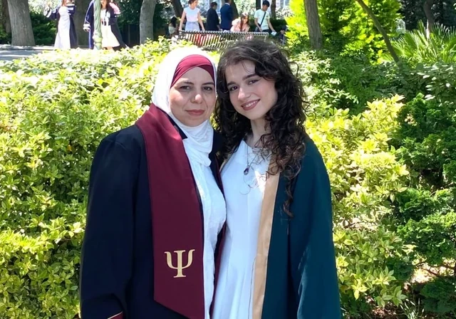 Ana qızı ilə eyni ildə ali məktəbi bitirdi: 20 il sonra gerçəkləşən arzu
