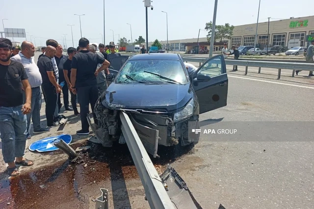 Goranboyda maşın arakəsməyə çırpılıb: Xəsarət alanlar var