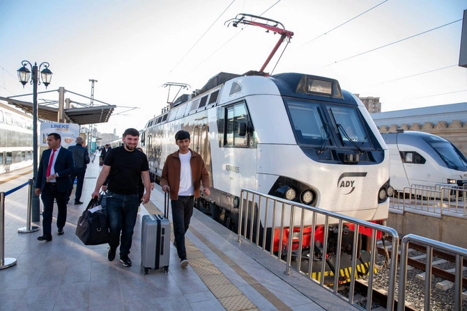 Gürcüstanda qatar gecikirsə, sərnişinə pul ödənilir – Azərbaycanda necədir?