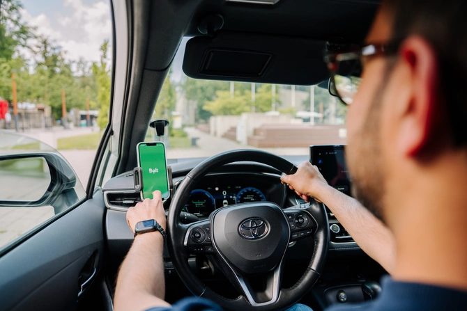 Mobil tətbiqlər taksi xidmətlərini necə dəyişdi və müştəri dəstəyi niyə vacibdir?