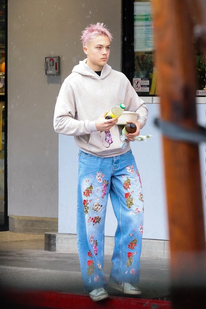 Сына Анджелины Джоли и Брэда Питта заметили на прогулке в новом имидже