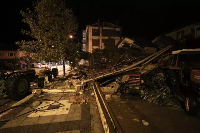 Balıkesirdəki zəlzələ zamanı 25 bina zərər görüb Balıkesirdəki zəlzələ zamanı 25 bina zərər görüb