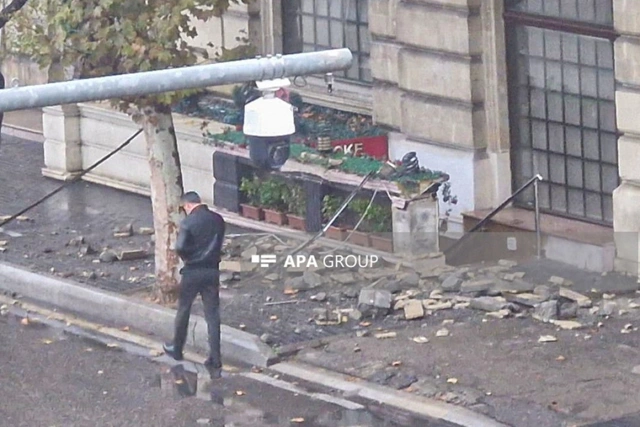 Bakının mərkəzində eyvan uçub - Xəsarət alan var