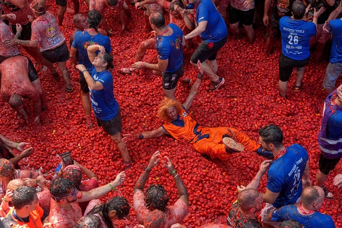 Pomidor döyüşü festivalından RƏNGARƏNG GÖRÜNTÜLƏR