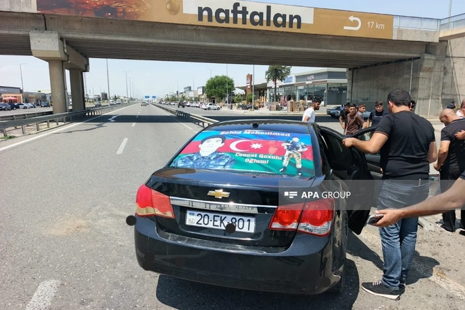 Goranboyda maşın arakəsməyə çırpılıb: Xəsarət alanlar var