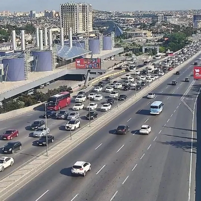 Bakının bir sıra yollarında tıxac yaranıb