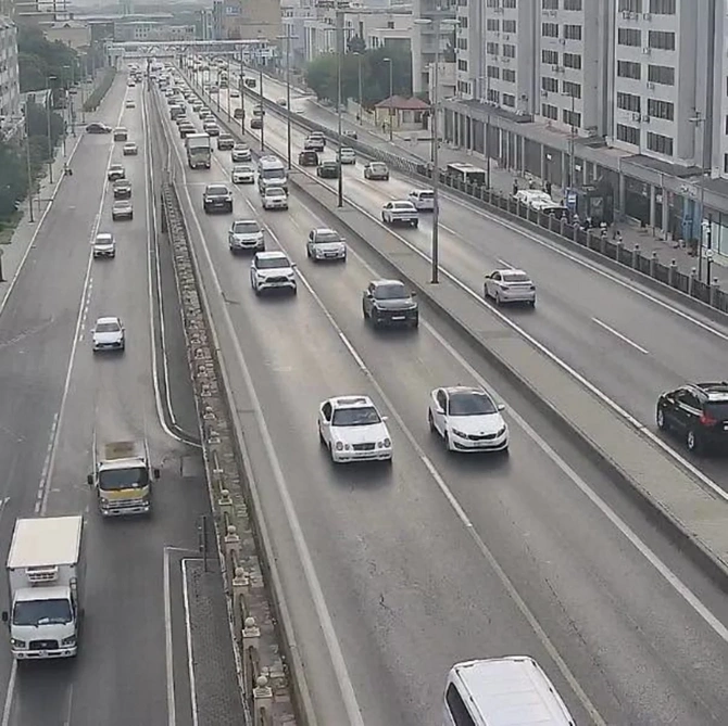 Bakının bir sıra yollarında nəqliyyatın sıxlığı müşahidə olunur