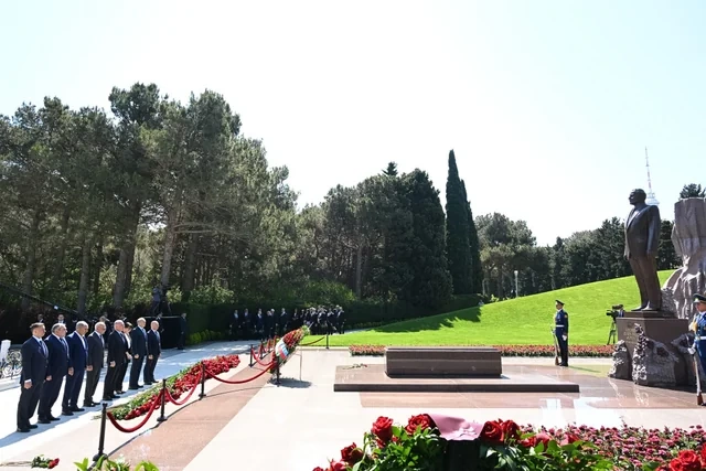 Ümummilli lider Heydər Əliyevin xatirəsi anılır