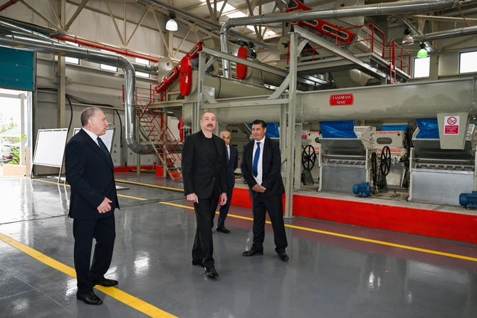 Prezident İlham Əliyev Sabirabadda pambıq emalı zavodunun fəaliyyəti ilə tanış olub Prezident İlham Əliyev Sabirabadda pambıq emalı zavodunun fəaliyyəti ilə tanış olub