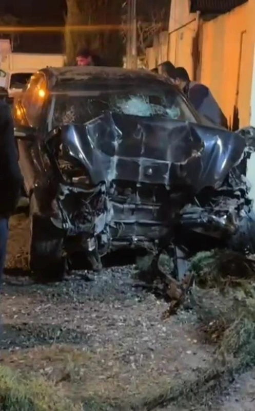 В Агджабединском районе автомобиль врезался в ворота: есть погибший