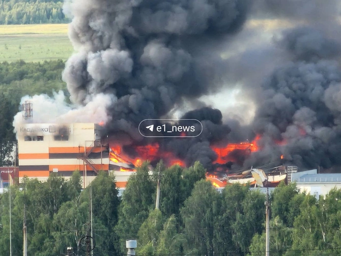A four-story warehouse caught fire in Yekaterinburg: the fire area ...