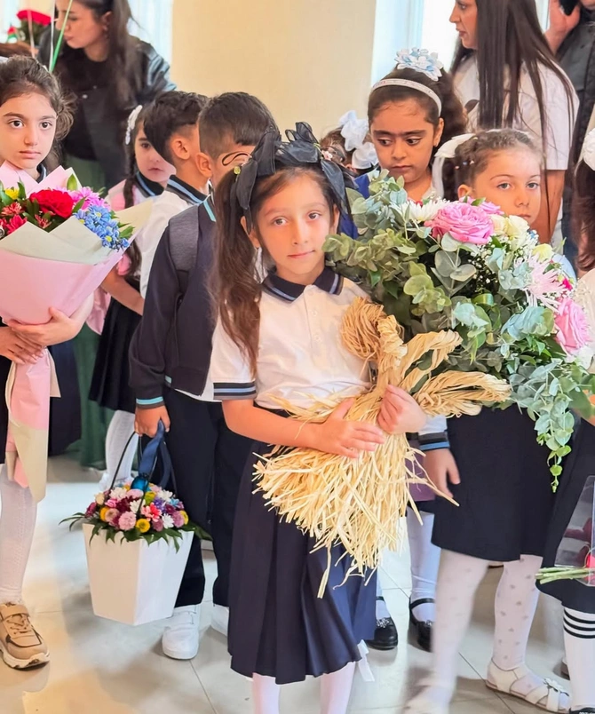 Bu azərbaycanlı məşhurların övladı birinci sinifə gedir Bu azərbaycanlı məşhurların övladı birinci sinifə gedir