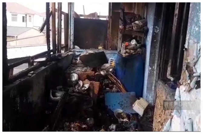 Biləsuvarda yaşayış binasında mənzil yanaraq kül olub