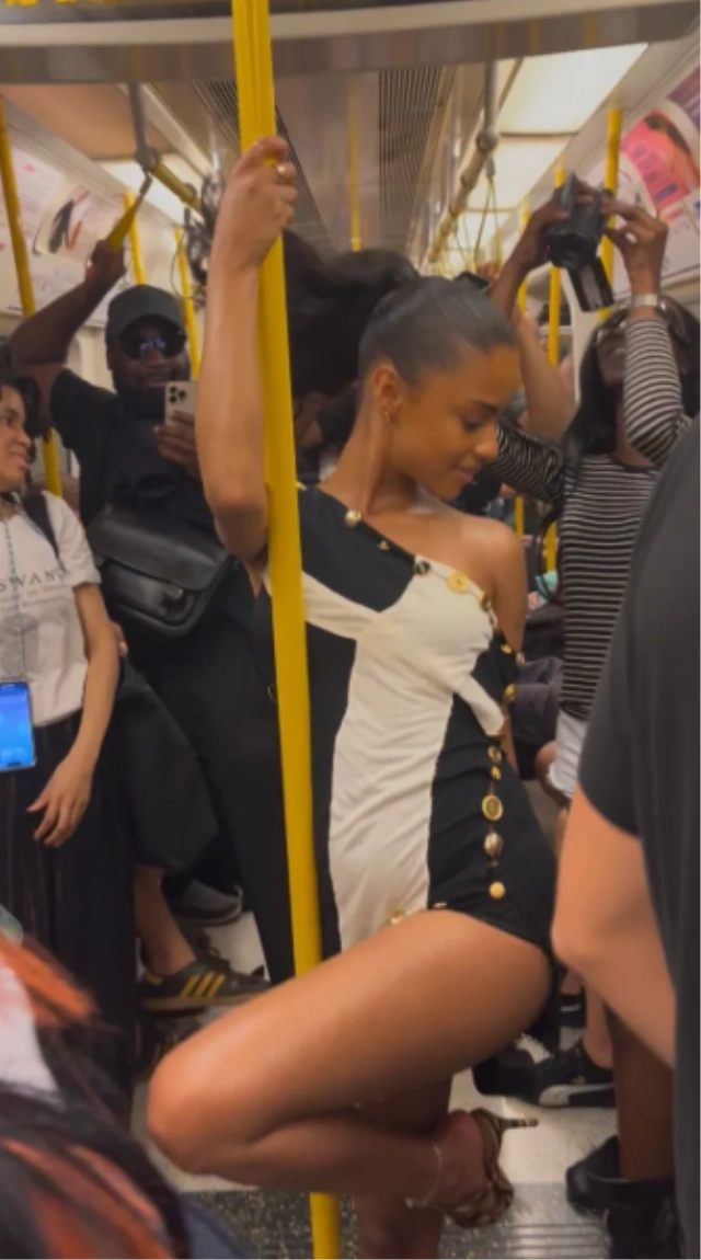 Məşhur müğənni London metrosunda rəqsi ilə gündəm oldu