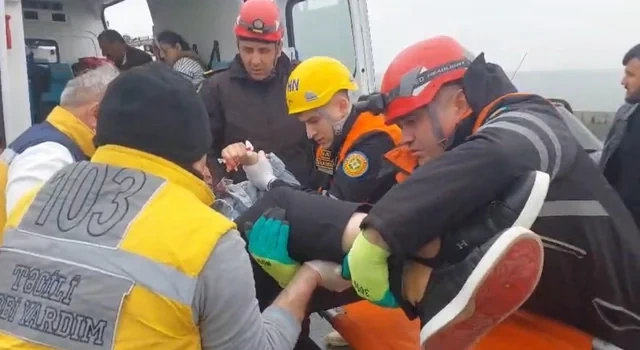 Kənar dairəvi yolda avtomobil 