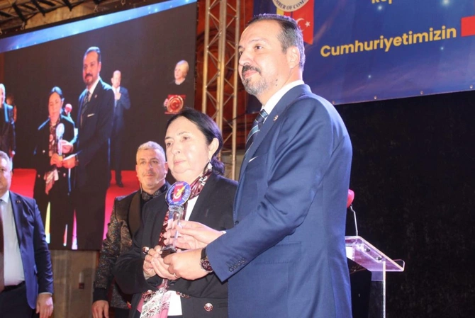 Rumıniyada türk siyasətçiyə Qənirə Paşayeva xüsusi mükafatı verildi Rumıniyada türk siyasətçiyə Qənirə Paşayeva xüsusi mükafatı verildi