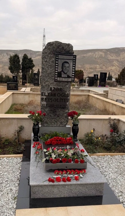 Azərin məzarından foto paylaşdılar