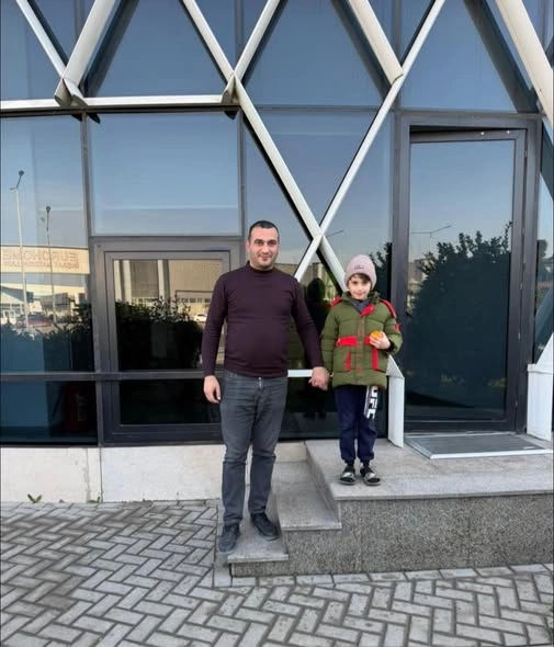 Bakıda yolu təhlükəli yerdən keçən azyaşlı valideynlərinə təhvil verildi