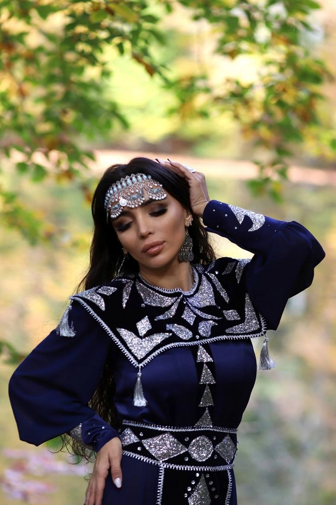 Rəqqasə Renkadan meşədə FƏRQLİ FOTOSESSİYA Rəqqasə Renkadan meşədə FƏRQLİ FOTOSESSİYA