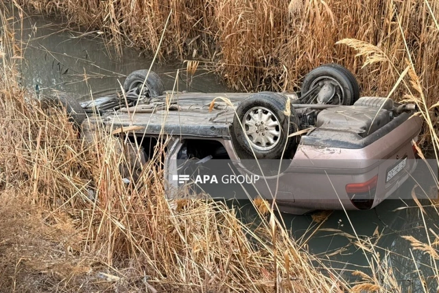 Ucarda avtomobil su kanalına AŞDI: Ölən var