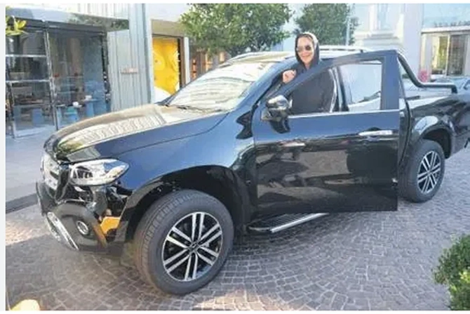 Hülya Avşar 10 milyonluq maşını ilə qəzaya düşdü