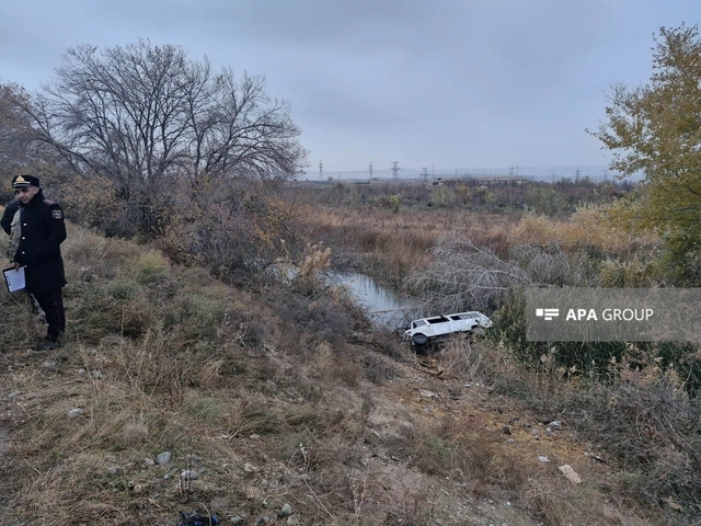 В Азербайджане микроавтобус опрокинулся в водоканал, пострадали 6 человек