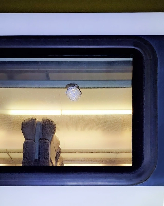 Sərnişinlə dolu Bakı-Sumqayıt qatarına daş atılıb Sərnişinlə dolu Bakı-Sumqayıt qatarına daş atılıb