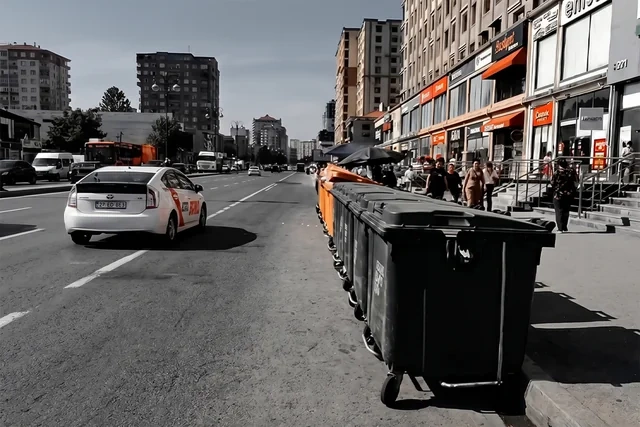 Yasamalda zibil konteynerləri avtobus zolağına düzülüb