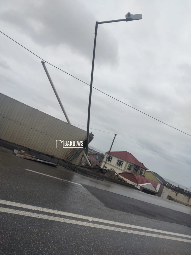 Novxanıda təhlükəli VƏZİYYƏT: İşıq dirəyi hər an yola aşa bilər