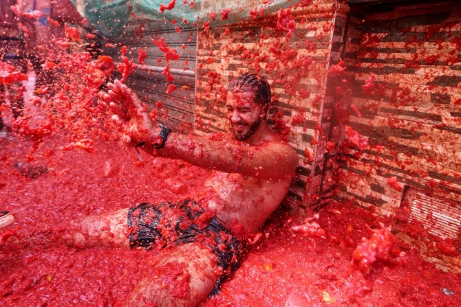 Pomidor döyüşü festivalından RƏNGARƏNG GÖRÜNTÜLƏR
